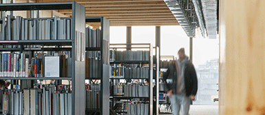 Student läuft durch die Bibliothek