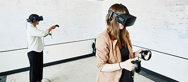 zwei frauen mit virtual reality brille