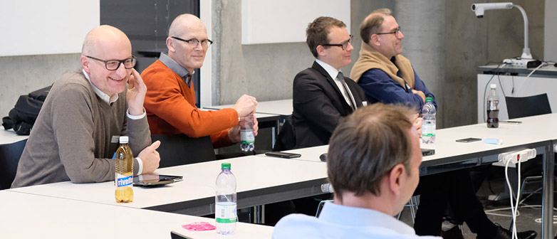 Teilnehmende des Community im Gespräch zu Selbstorganisation und Agilität