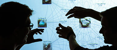 Zwei Personen besprechen eine Grafik.