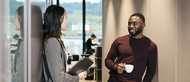 Zwei Menschen unterhalten sich miteinander
