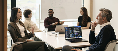 Menschen am Arbeitsplatz im Büro