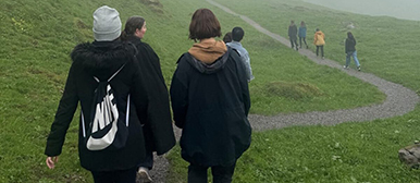 Junge Menschen auf einer Wanderung