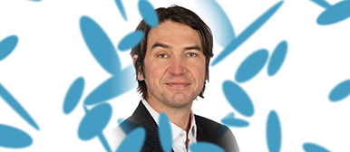 Porträt von Aljosa Smolic, umgeben von blauen Ellipsen