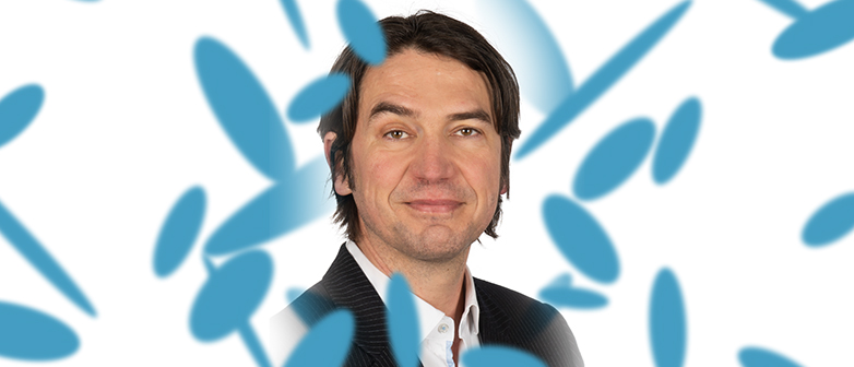 Porträt von Aljosa Smolic, umgeben von blauen Ellipsen