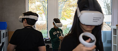 Drei Kinder mit VR-Brillen bewegen sich in einem Raum