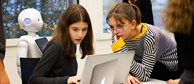 Zwei Mädchen arbeiten an einem Computer
