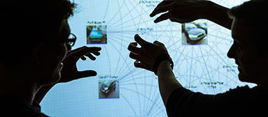 Zwei Männer diskutieren eine Visualisierung.