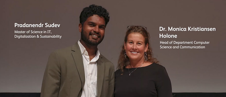 Ein Absolvent und eine Departementsleiterin lachen in die Kamera