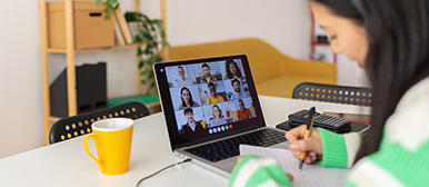 Junge Gruppe von multikulturellen Universitätsstudierenden, die online an einem virtuellen Trainingskurs teilnehmen