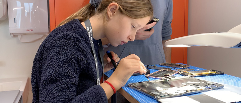 Mädchen untersucht Computer-Platine