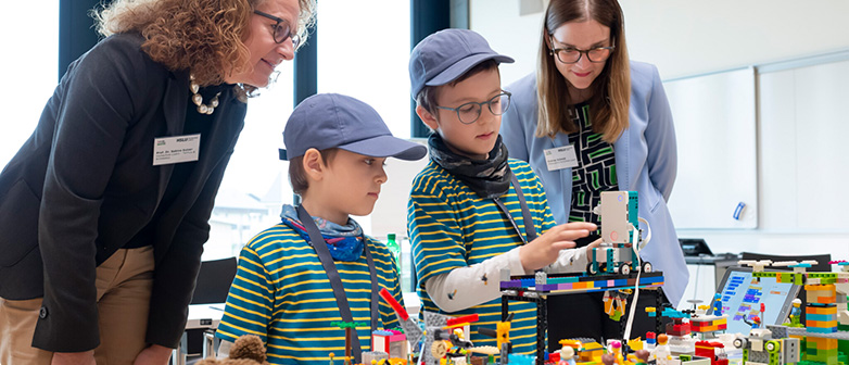 Kinder zeigen Lego Projekt