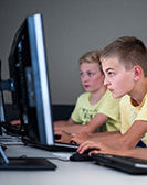 Kinder an Computer