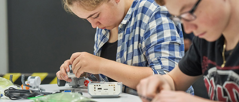 Jugendliche arbeiten mit Lego