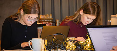 Zwei Mädchen arbeiten an Laptops