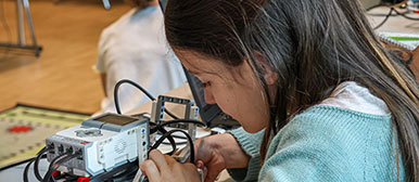 Ein Mädchen arbeitet an einem Roboter