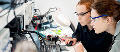 Zwei Mädchen arbeiten an einem Computer