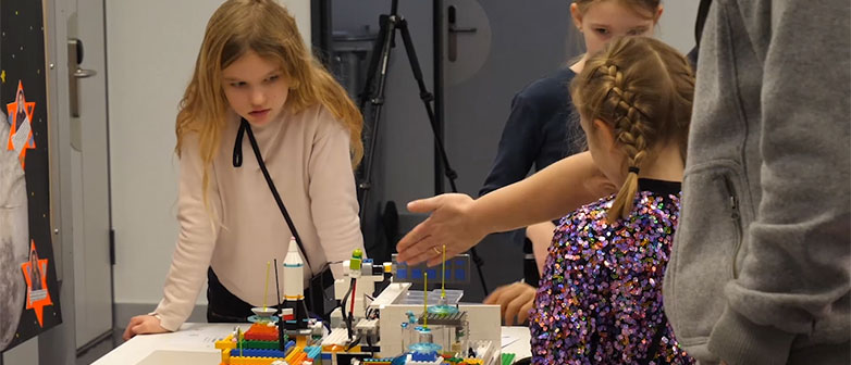 Mädchen mit ihrem Prototypen an der First Lego League 2019