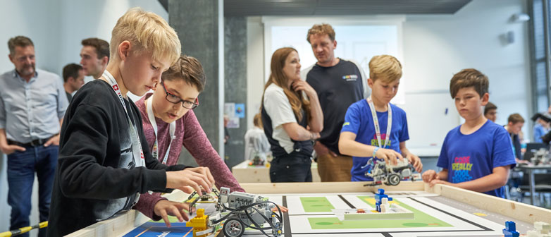 Schüler programmieren Lego Mindstorms Roboter und lassen sie gegeneinander antreten