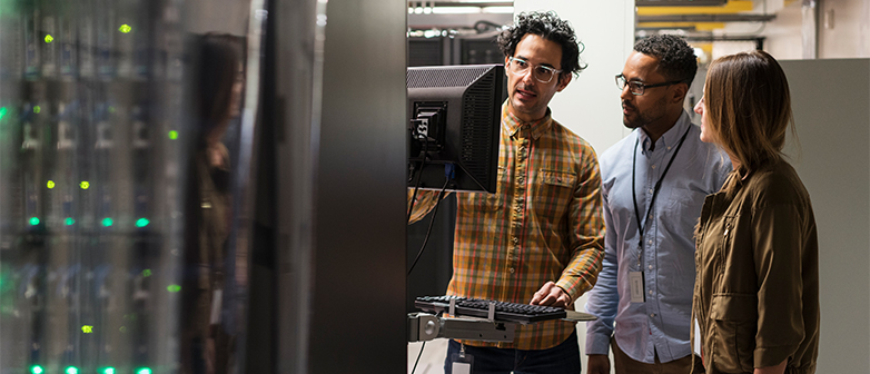 Drei Personen in einem Data Center