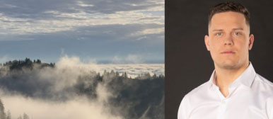 Sonnige Aussicht über einen Wald und Wolken und rechts ein Portrait eines Mannes