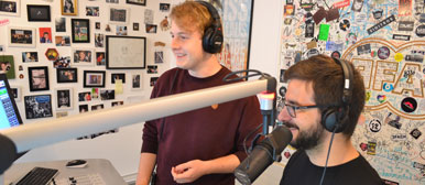 Studierende im Studio von Radio 3fach