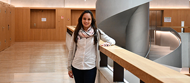 Studentin vor Treppe in Rotkreuz