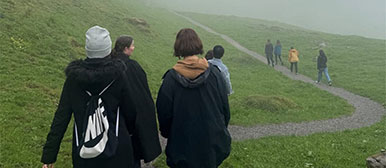 Junge Personen von hinten beim wandern fotografiert.
