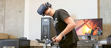 Ein Mann in einem T-Shirt  trägt eine Virtual Reality-Brille 