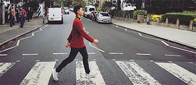 Mann überquert Strasse