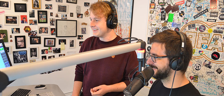 Zwei Studierende bei den Radioaufnahmen
