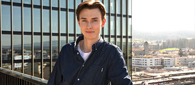 Mann vor HSLU Informatik