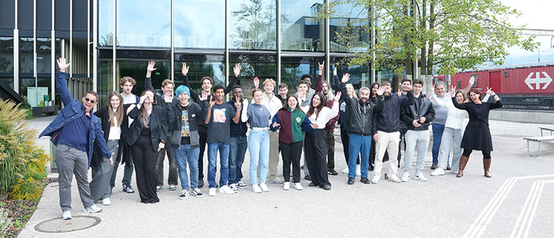 Eine grosse Gruppe posiert für ein Foto