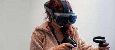 Frau mit Immersiven Technologien