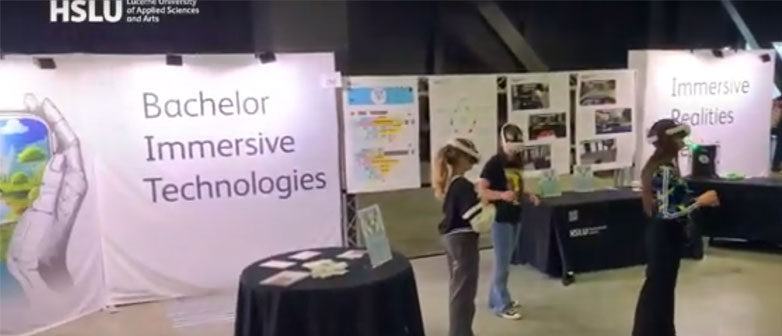 Eine Gruppe Studierender mit VR-Brillen auf einer Messe