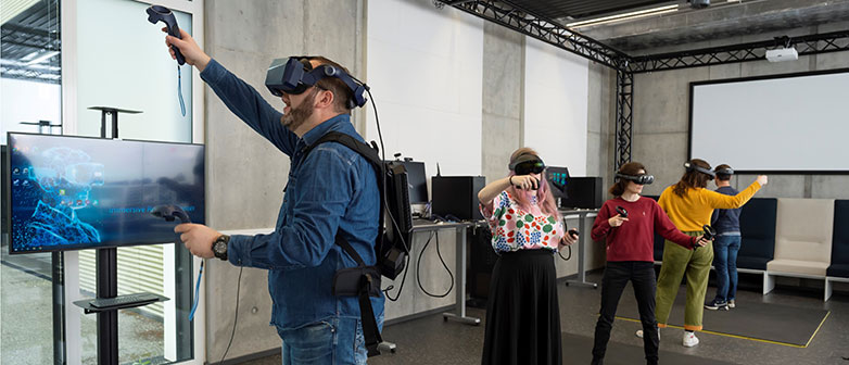 Vier Personen im Showroom Interaction Space