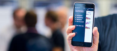 iPhone wird in die Kamera gezeigt.