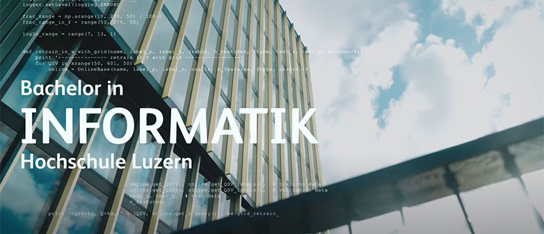 Das moderne Gebäude des Departements Informatik und hintendran der blaue Himmel mit Wolken aus der Froschperspektive 