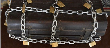 Mit Ketten geschlossene Kiste