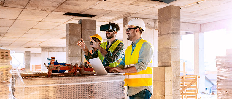Ein Mann der eine VR Brille trägt auf der Baustelle