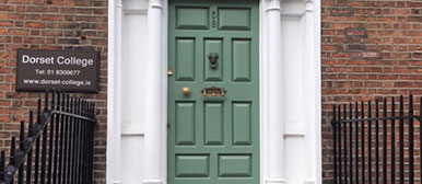 Grüne Türe mit Schild