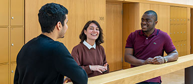 Drei Studierende sprechen zusammen