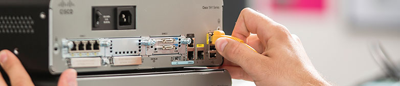 Eine Person arbeitet im Networking Lab.