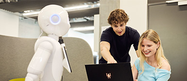 Zwei Studierende programmieren einen Roboter