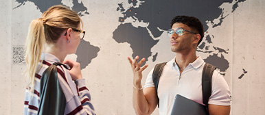 Zwei Studierende unterhalten sich