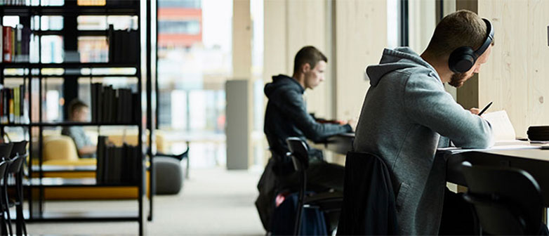 student in bibliothek