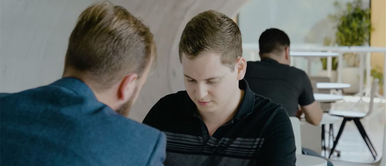 Marc Bravin in einem Gespräch