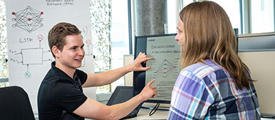 Zwei Männer vor einem Computer-Bildschirm