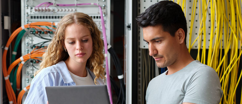 Zwei Personen in einem Lab