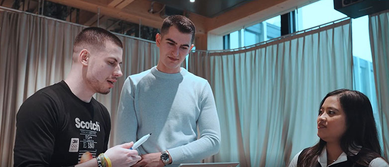 Drei Studierende sprechen miteinander